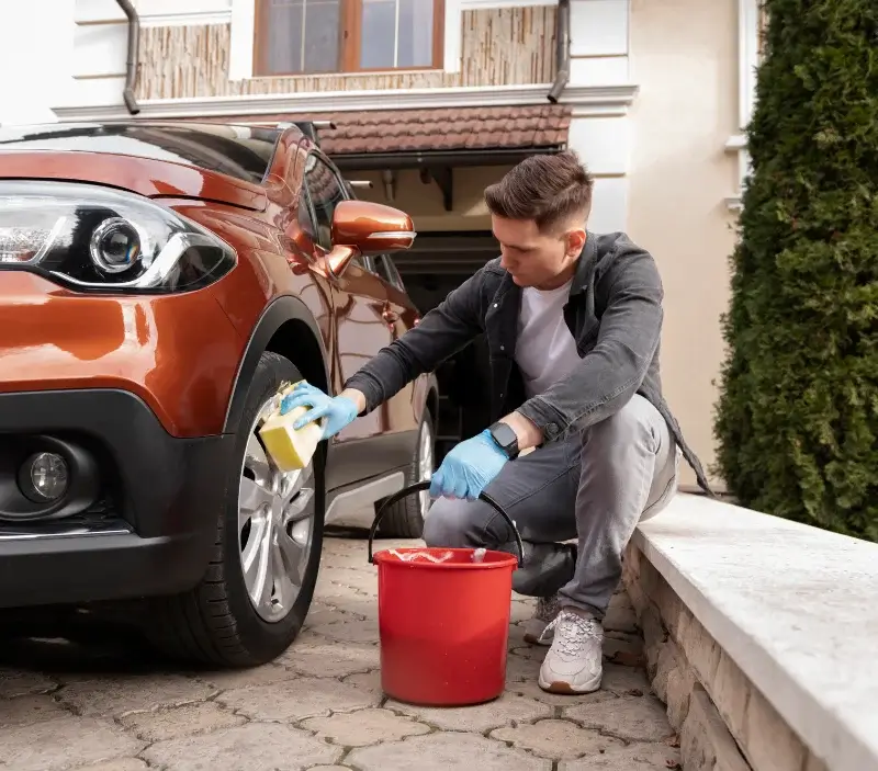 Lavage auto à domicile Saint-Thomas-la-Garde : professionnel intervenant sur un véhicule